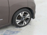 装着タイヤサイズは、165/55R15です。純正アルミホイールを装着しております。
