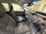 運転席は大きな座面と包み込むような背もたれが身体全体を支えます。上質なシートを採用し長時間の運転やコーナーの多い道も快適です。座ったときの頭上スペースも余裕たっぷりでロングドライブも楽チンです♪