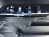 ドアミラー調整スイッチとパワーウィンドウスイッチを運転席ドアに集中させています