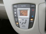 オートエアコン装備ですので常にお好みの温度に調整ができ車内を快適な空間に保ってくれます。