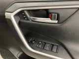 パワーウィンドウスイッチです。 電動格納ドアミラーはAUTO付きです。