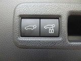 パワーバックドアを装備しています。バックドアを運転席からも開閉できます、便利ですよ。