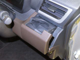 運転席にカップホルダーを装備しております。