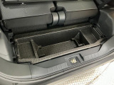 【ラゲージアンダーボックス】転がりやすい小さなお荷物などはこちらのボックスがお役立ち。スペースを有効活用しスッキリした車内空間に!