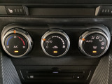 空調スイッチ類は最近流行のタッチパネル式ではなく、運転中でも直感的に操作できるダイヤル式を採用しております。