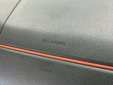 【助手席エアバッグ】SRSエアバッグとはシートベルトの働きを補助して衝突した時に乗員の衝撃を軽減するシートベルト併用式エアバッグ。前面衝突時に瞬時に膨らみ、頭部と胸部の衝撃を軽減します。