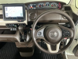 【ハンドル】運転にかかわる様々な操作を安全に行えるように視点移動が少なく操作性に配慮されたスイッチ類が凝縮されたコックピットです。