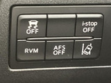 運転席まわりに各種サポート機能のスイッチがまとまり、表示内容を見ながら操作できます。必要に応じて機能を切り替えられ、日常の運転を支える便利な装備です。
