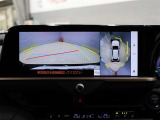 パノラミックビューモニター付きです。車両を上から見たような映像をディスプレイオーディオ画面に表示。運転席からの目視だけでは見にくい、車両周辺の状況をリアルタイムでしっかり確認できます。