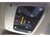 ルーフにあるボタンは、車両が始動しない場合、パンクした場合、または事故に遭った場合などに支援の要請に使用できるため安心感を高めることができます。