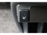 運転席と助手席には寒い日の肩や腰、冷えやすい下肢を温めてくれるシートヒーターが付いております!
