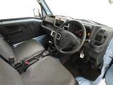 シンプルで使いやすいデザインの運転席です。