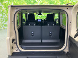 後方から前席まで見渡せる車内は、荷室側からもシートの配置を把握しやすい構成です。後席を起こした状態でも、車内の様子や窓からの視界を確認しやすくなっています。