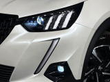 ●LEDヘッドライト:夜間走行時も良好な視界を確保し安心して運転できる高輝度LEDヘッドライトを装備!点灯速度が早く、消費電力も抑えられています。
