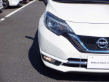 【LEDヘッドランプ】ハロゲンヘッドランプの約2倍の光量でより明るく遠くを照射。視認性、長寿命、省電力に優れ、スタイリッシュな白光色も魅力