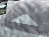 フロントガラスの上部には衝突軽減ブレーキの装置も付いており、より安全に運転を楽しんでいただくことができます。