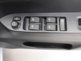 パワーウィンドウのスイッチです。 運転席に居ながら助手席の窓を開け閉めできるので便利ですよ。 ロック機能も付いてるので子供がイタズラして窓を開けるという事もできなくできますよ。