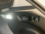 荷室にもフック、ラゲッジライト、12V端子があるので使いやすいです。