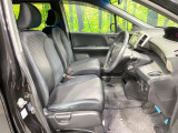 運転席まわりには十分なスペースがあり、大柄な方でもゆったり運転していただける環境です。