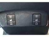 運転席と助手席にシートヒーターが付いています。