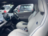 MINIのシートは体を包み込むようなデザインになっているので長時間運転しても疲れにくい設計です。