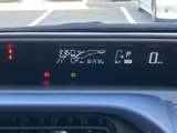 速度や時刻、外気温などの情報が運転席前方にまとまり、走行中にも目線の移動を抑えて確認しやすい配置です。必要な表示を把握しやすく、日々の運転を支えます。