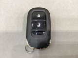 スマートキーを装備しています。鍵を差し込むことなくドアロックの開け閉めと、スタートボタン操作でのエンジンスタートができます。