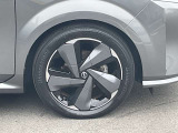 スタイリッシュな純正アルミホイールです。シャープなデザインが車両のデザインとマッチしています。