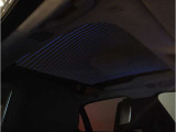 【スカイラウンジパノラマガラスサンルーフ】車内空間をより豪華にラグジュアリーに演出。夜間には15,000個以上のLEDライトエSレメントをあしらったデザインにより、趣があるインテリアを作り出します。