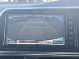 後方の映像と車両の進路目安を画面に表示し、駐車時の後方確認をサポートします。周囲の状況を目視でも確かめながら、バックでの駐車や狭い場所での切り返しにお役立てください。
