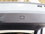 リアゲートにはパワーテールゲートのスイッチがあります ワンタッチで開閉可能なため、手に荷物を抱えているときでも安心です