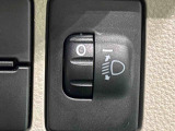 対向車や先行車への配慮が可能。積載物の状況に応じてヘッドライトの照射角度を手動調整できるスイッチ。