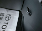荷物をかけられるフックがあります。