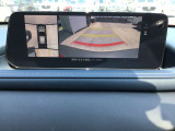 360&deg;ビューモニターでは4つのカメラで前後左右・俯瞰映像でドライバーからは見えない領域の危険認知をサポート。全周囲の死角を減らし、狭い駐車場や幅寄せ、丁字路進入時などの運転の安心感を高めます
