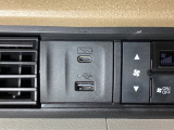 エアコン操作パネルの左側に、スマートフォンなどの充電可能なUSB端子と、音源などの外部入力の可能なUSB端子がついています。移動中に充電もできるので便利です。