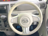 インテリアに合わせたデザインのステアリングは、運転される方のことも考え、運転しやすい形状、大きさです。是非一度、実際に触ってお確かめください。
