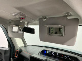 【サンバイザー】車内で身だしなみを整えるためのバニティミラーがセット。お化粧直しや髪型のチェックに活用できます。