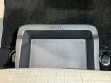 【助手席シートアンダーボックス】運転用の替え靴や、車内に常備したいこども用品、着替えた服などを収納できます★