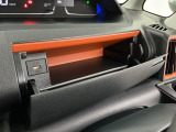 【インパネアッパーボックス】サッと取り出せてサッとしまえる、運転席の目の前にはボックスが装備されております!薄型のボックスティッシュなど収納可能☆