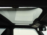 ガラスルーフ搭載で車内の解放感が一気にアップ!開放的なドライブをお楽しみいただけます