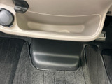 足元近くに小物を置ける収納スペースがあり、身の回りの品をまとめるのに便利です。開口部が広く手を伸ばしやすい位置に備わり、室内をすっきり使えます。