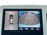 後方確認をサポートするモニター。駐車時の安全性を高め、狭い場所でもスムーズな操作を可能にします。運転の苦手な方にもおすすめです。