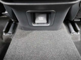 家庭用と同じコンセント(AC100V・1500W)を、車内に設置。アウトドアや駐車場で野外のコンセントとして利用でき、走行中も使用することができます。また、停電などの非常時にも使える便利な機能です