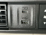 【USBポート】USBポートも装備されています!スマートフォンのオーディオに連携も可能です。今や欠かせない装備の一つです!そして、充電用は急速充電に対応しているtype-Cとなっています♪