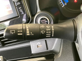 レバーには各種マークが表示され、必要な操作を確認しやすい仕様です。運転席から手を伸ばしやすい位置にあり、日常の運転時にも扱いやすさに配慮されています。