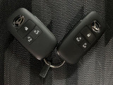電子カードキーを携帯していれば、ドアハンドルやバックドアのリクエストスイッチを押すだけでドアの施錠・解錠が出来ます♪もちろん 遠隔操作も可能です!盗難防止のイモビライザー機能装備ですよ ☆