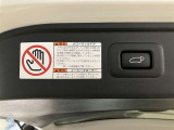 後ろが狭くてもサッと積める。途中で止められる安心のバックドア。後ろの駐車スペースが狭い時に重宝しますよ♪