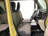 座面も厚みがあり背もたれも高く、広い足元にゆったり座れるシートです。運転席と助手席の間が空いている為、助手席側への移動がスムーズです。交通量の多い道でも助手席側から乗り降りができます。