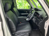 前席は背もたれと座面に厚みがあり、ゆったりと腰掛けられる印象です。運転席から助手席まで見渡しやすく、乗り降りの際にも室内の広さを感じていただける空間です。