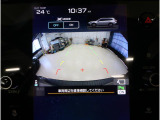 後方映像を11.6インチディスプレイに表示し、ステアリング連動ガイドラインが駐車をサポート。さらに後退時はリヤ4センサーが障害物を検知し、必要に応じてブレーキが作動します。